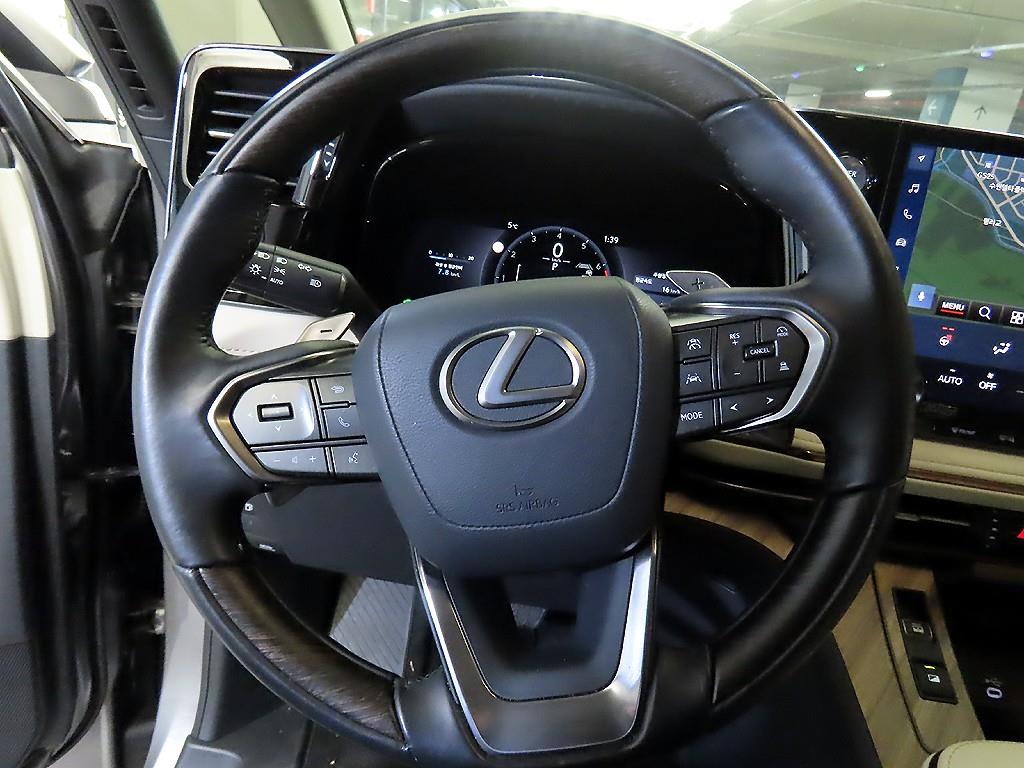 Lexus LM 500h Royal 9