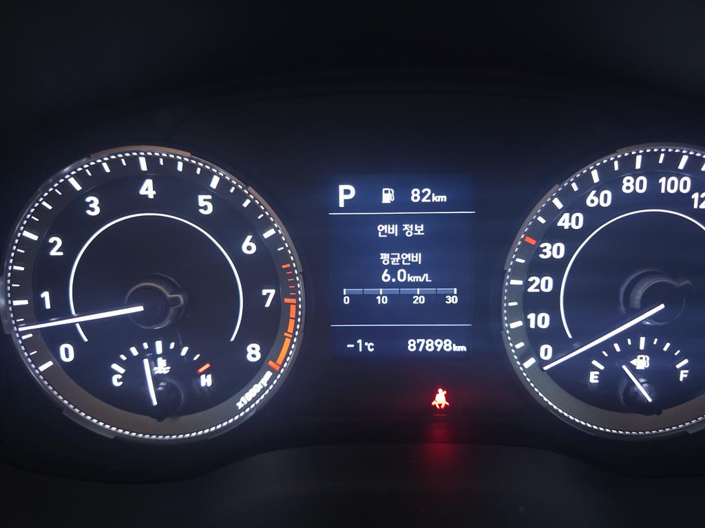 Hyundai Venue 1.6 Modern 8