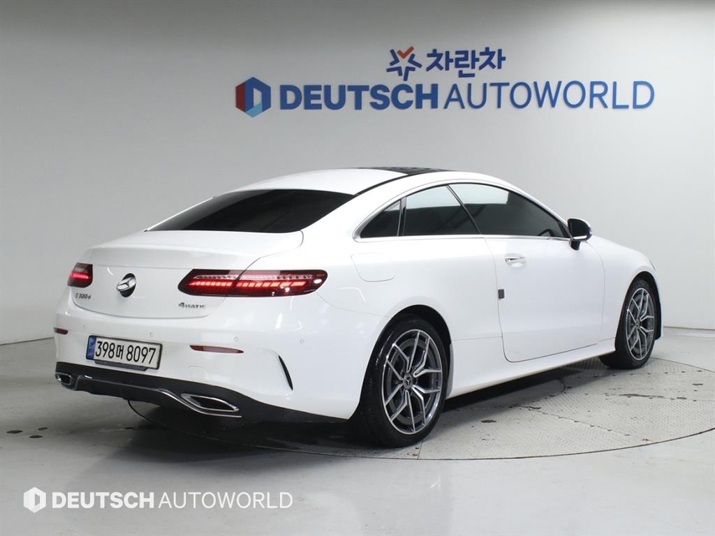 벤츠 E 클래스 E300d 4MATIC 쿠페 사진 2/20