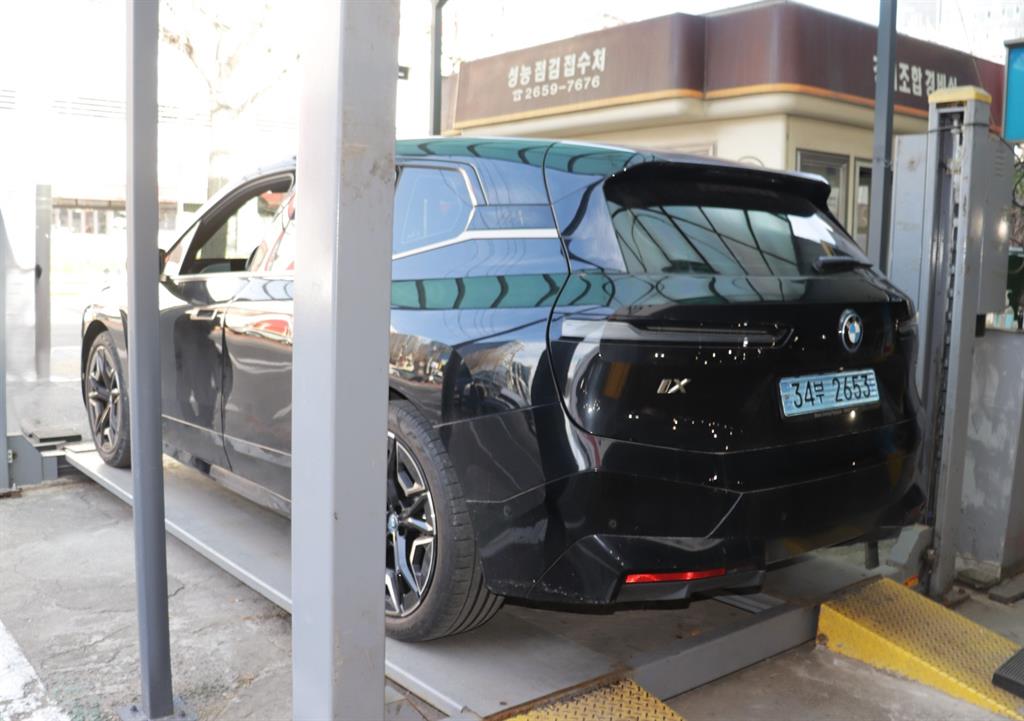 BMW iX xDrive 40 First Edition 6