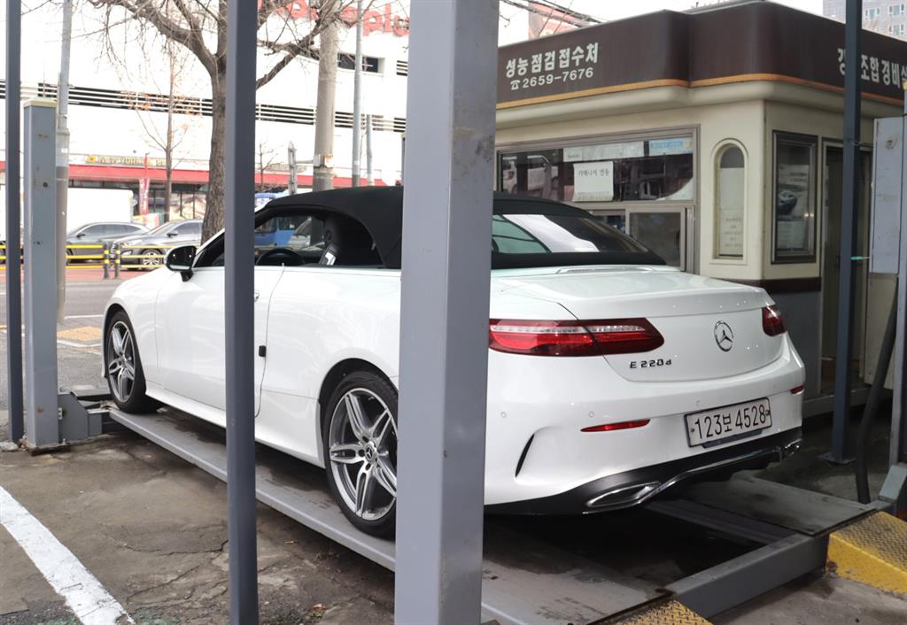 Mercedes-Benz E-Class E200 Cabriolet 6