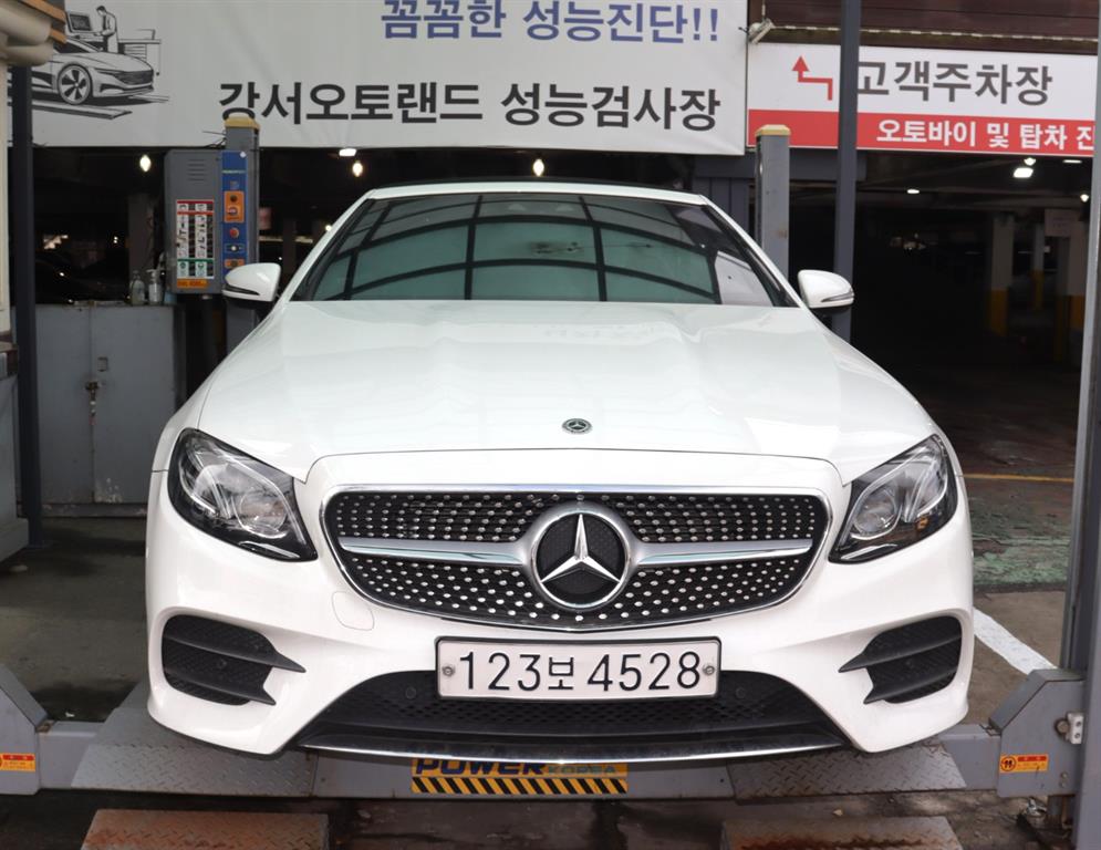 Mercedes-Benz E-Class E200 Cabriolet 2