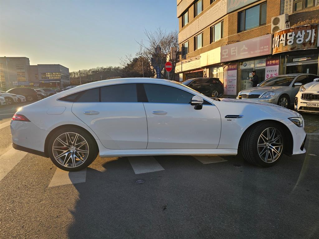 Mercedes-Benz AMG GT 4 Duo 43 4MATIC+ 8