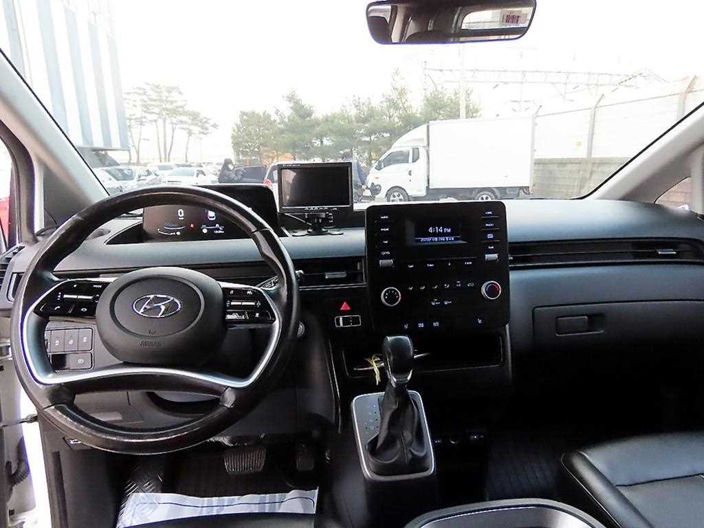 Hyundai Staria 2WD Diesel Cargo Modern 8