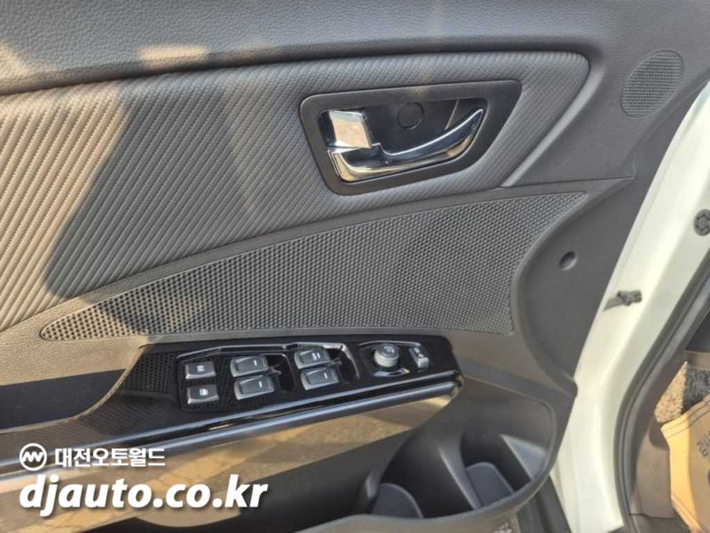KG Mobility (Ssangyong) Tivoli 2WD Gasoline 1.5 V3 8