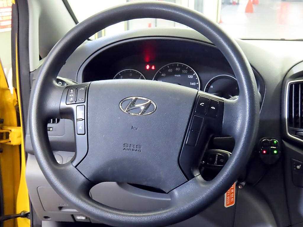 Hyundai Starex 2WD Wagon 10