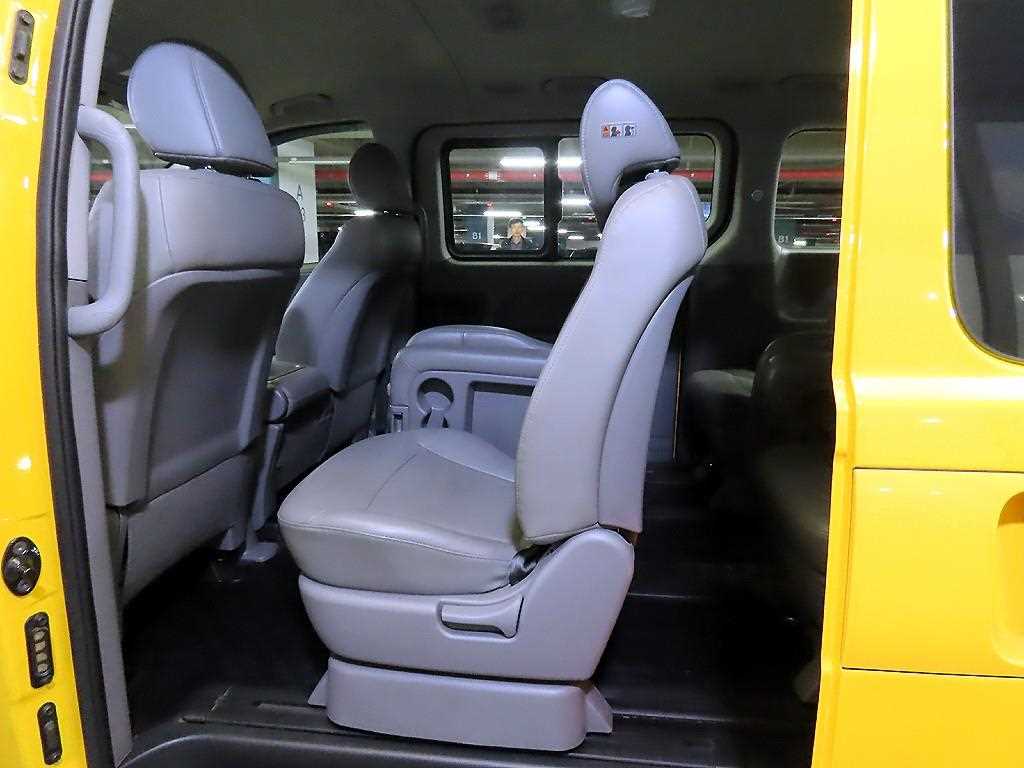 Hyundai Starex 2WD Wagon 9