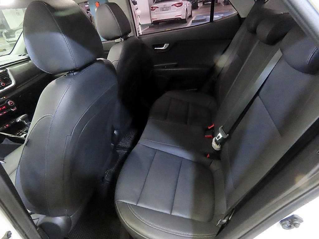 Kia Stonic Gasoline 1.4 Prestige 8