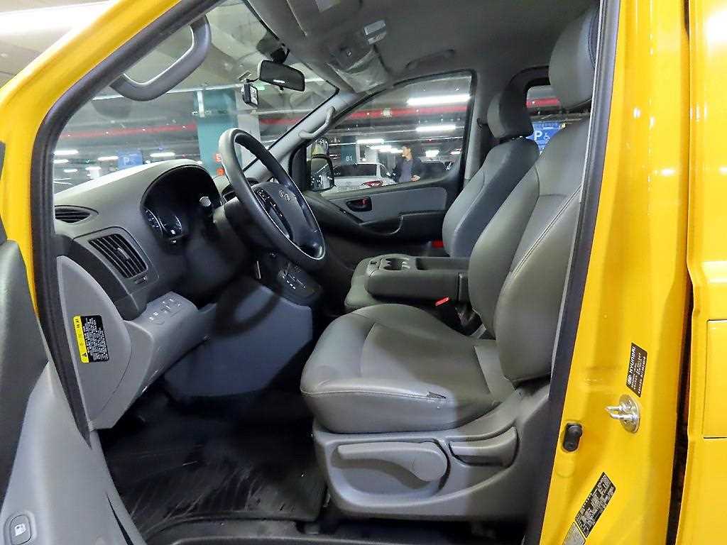 Hyundai Starex 2WD Wagon 8