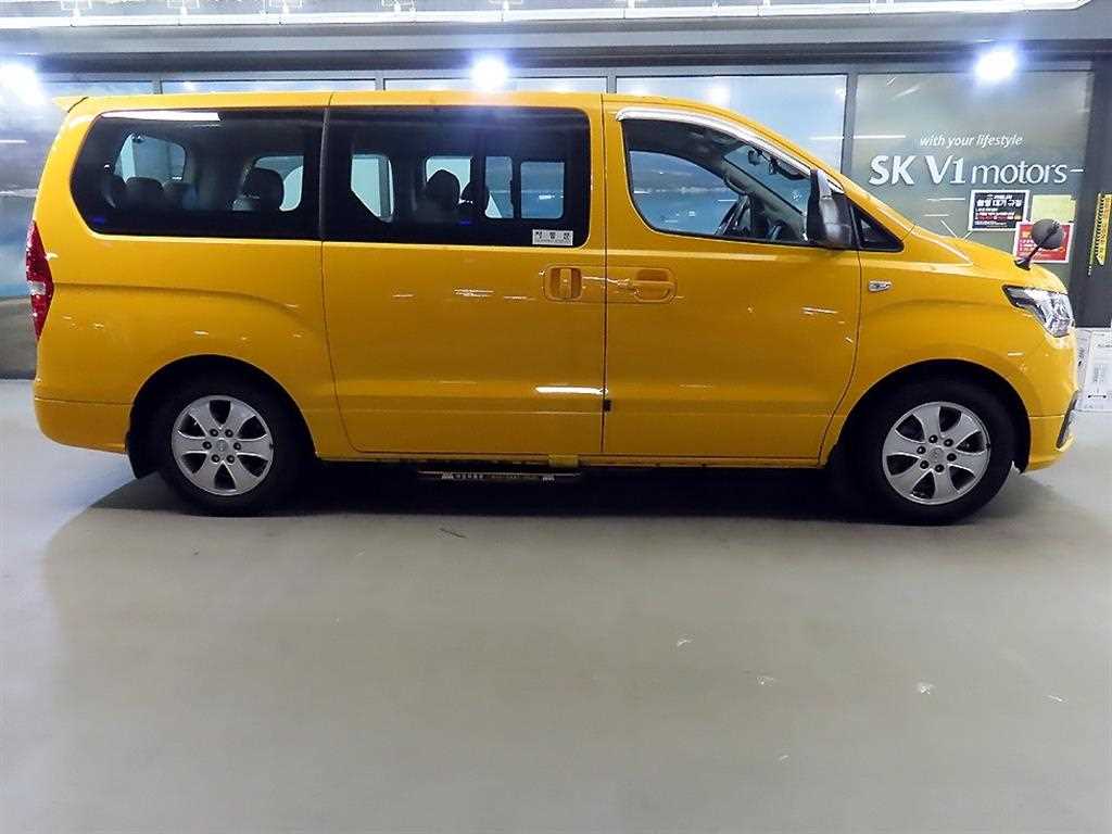 Hyundai Starex 2WD Wagon 4