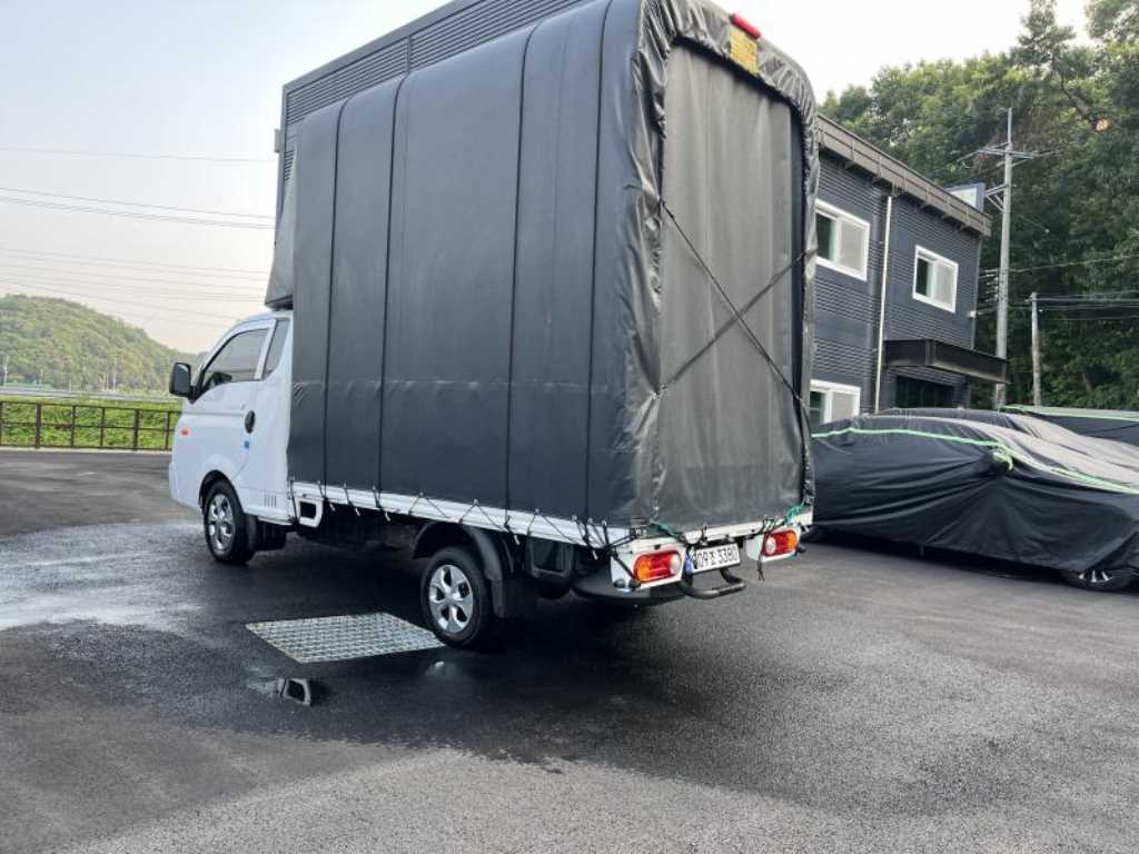 Hyundai Porter Super Cab/ Long Wheelbase/ 2WD Premium 4