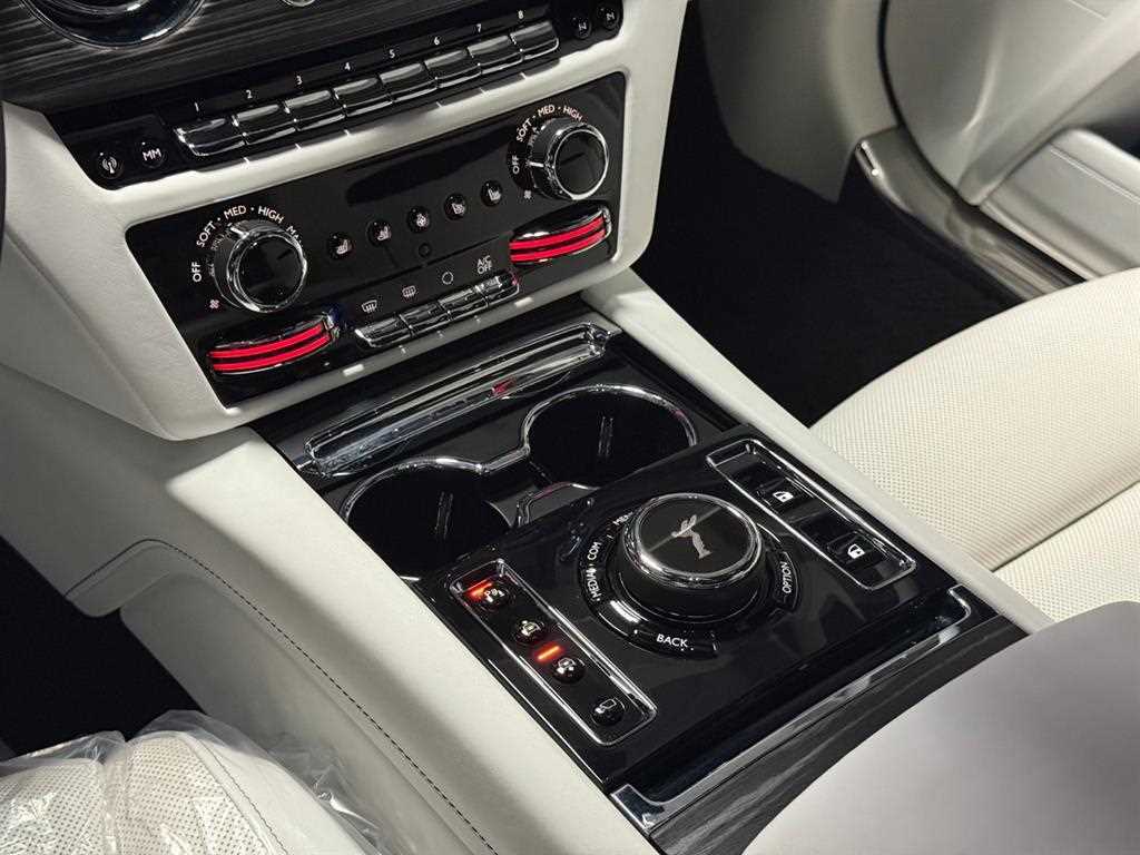 Rolls Royce Ghost 6.6 V12 9