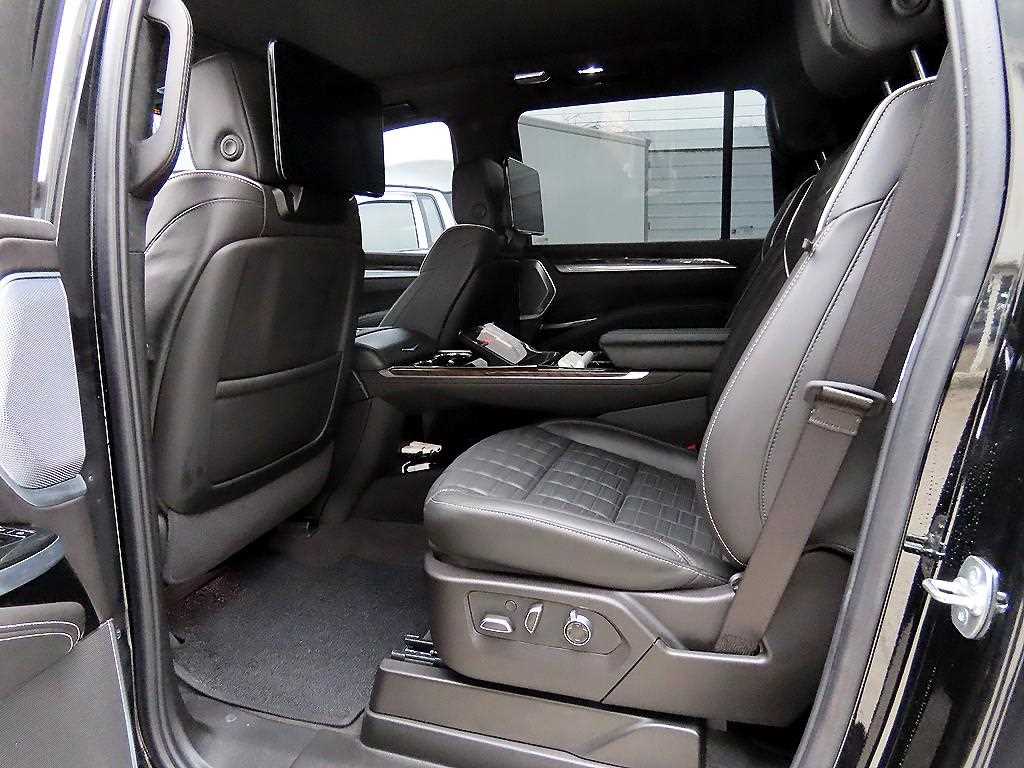Cadillac Escalade 6.2 ESV Sport Platinum 7