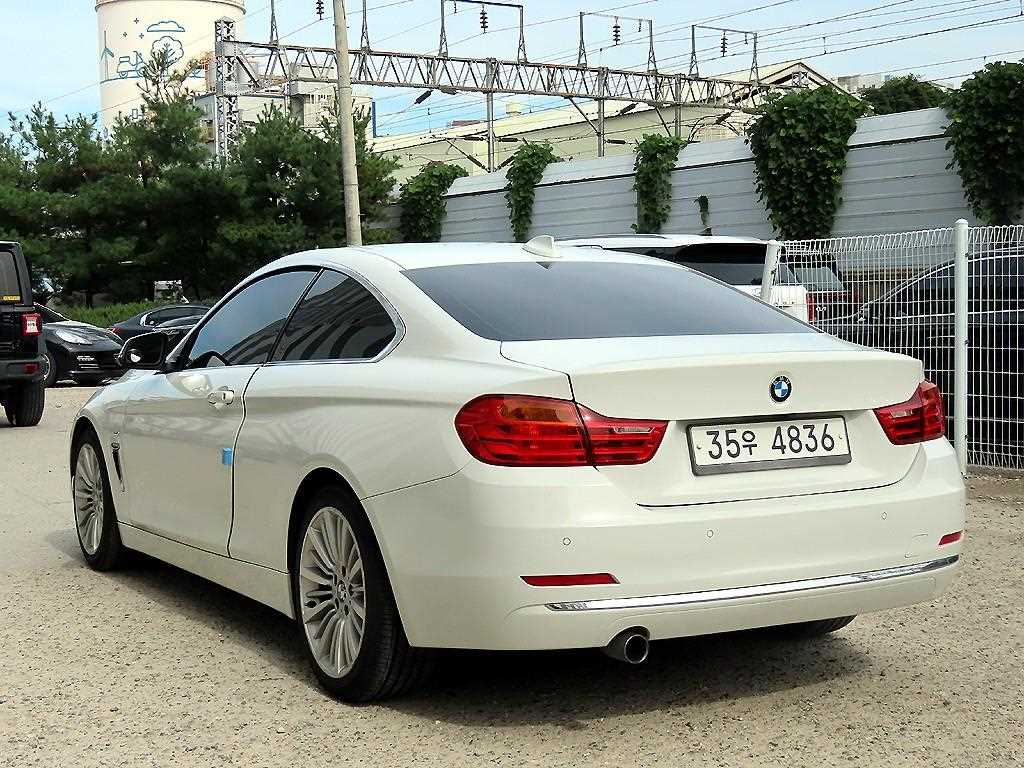 BMW 4 Series 420i Coupe Luxury 4