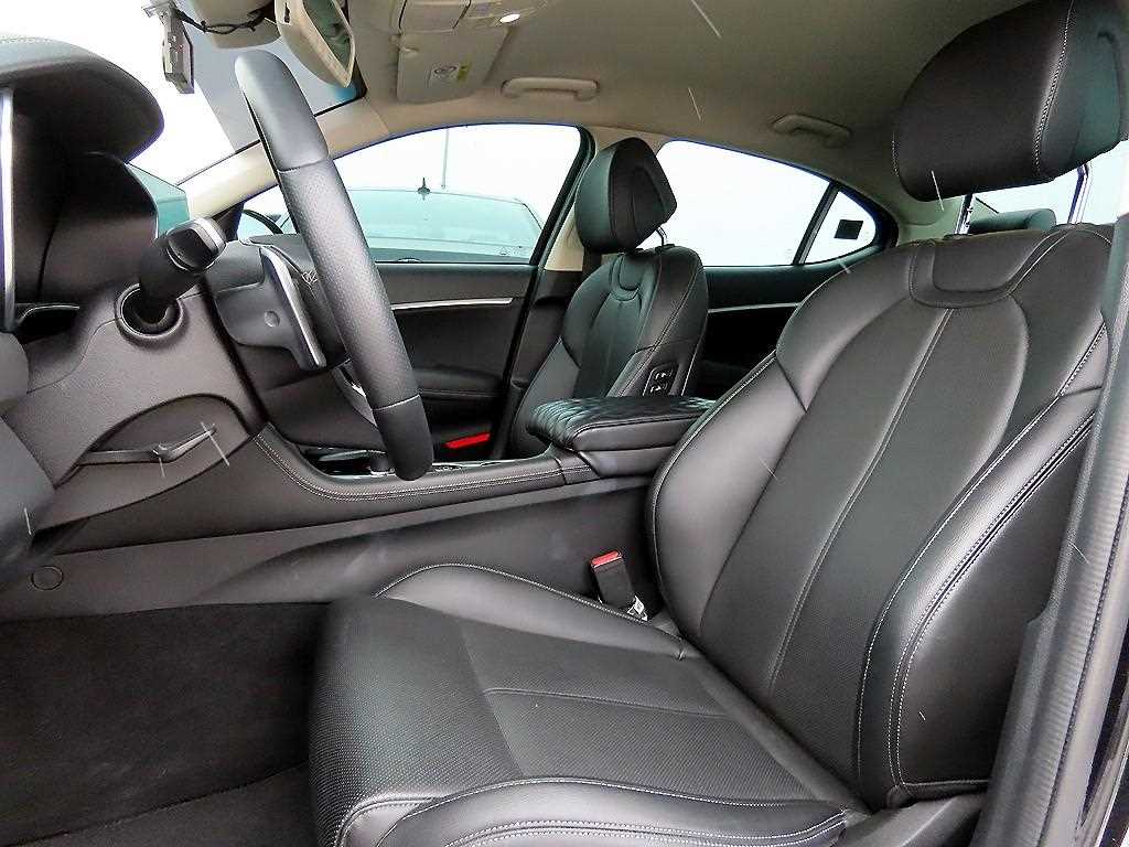 Genesis G70 Gasoline 2.0T 4WD Base Type 6