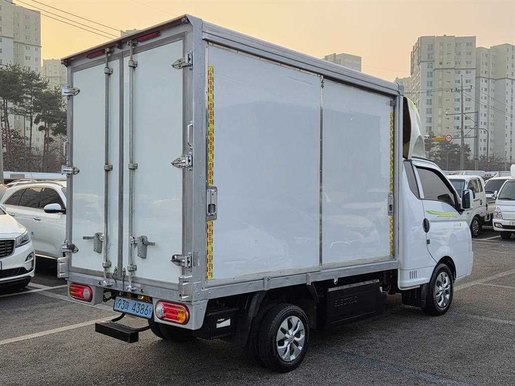 Hyundai Porter 1.0 Ton/ Super Cab/ Long Wheelbase 3