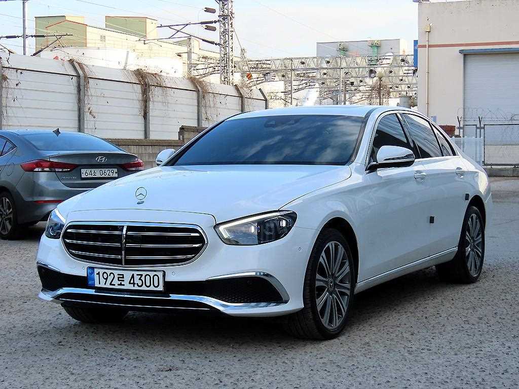 벤츠 E 클래스 E350 4MATIC 익스클루시브 사진 2/20