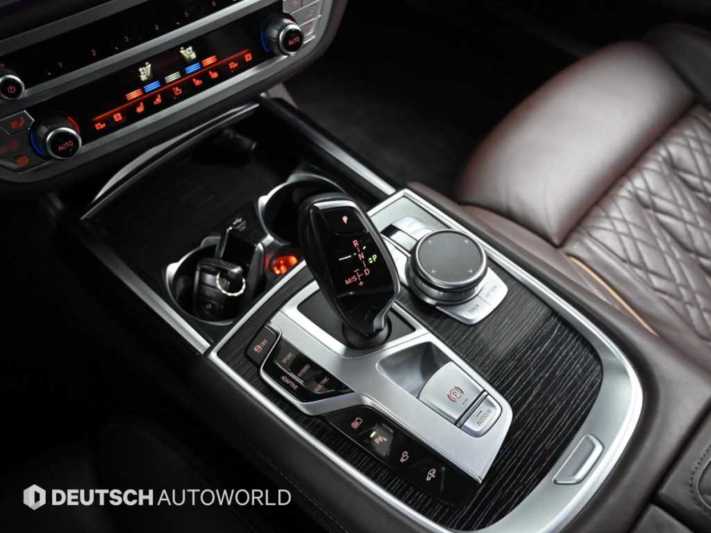 BMW 7 Series 740Le i Performance 10
