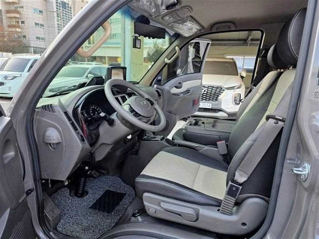 Hyundai Porter Double Cab/ Long Wheelbase/ 2WD Smart 9