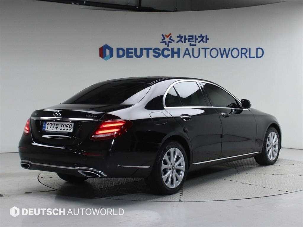 벤츠 E 클래스 E220d 4MATIC 익스클루시브 사진 2/20