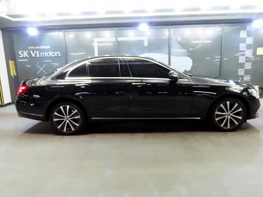 Mercedes-Benz E-Class E300e Exclusive 4