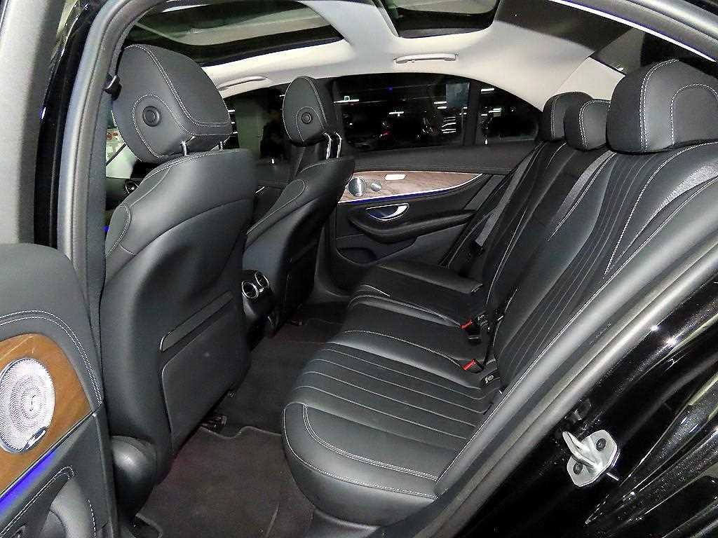 Mercedes-Benz E-Class E300e Exclusive 8