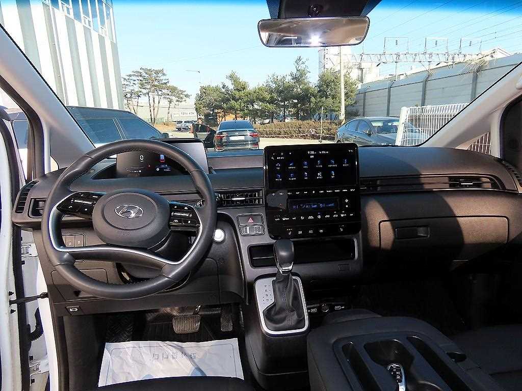 Hyundai Staria 4WD Diesel Tourer Modern 9