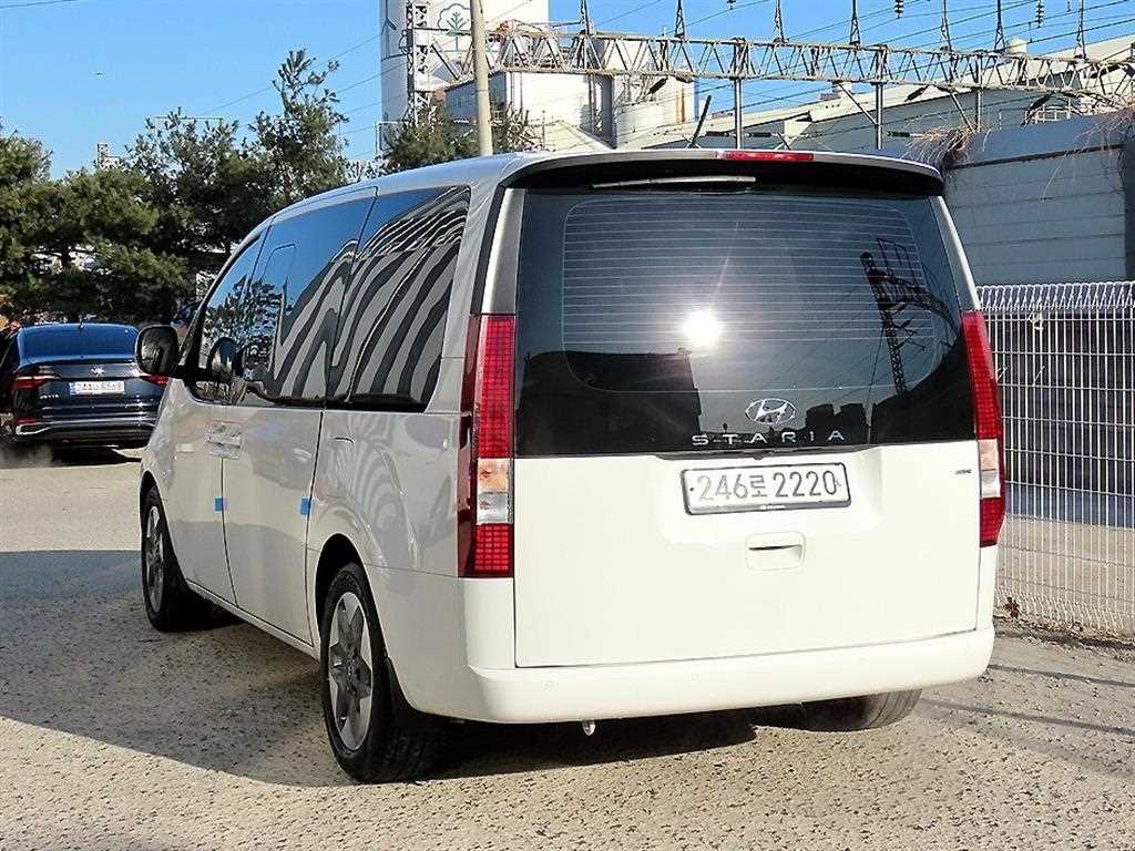 Hyundai Staria 4WD Diesel Tourer Modern 4