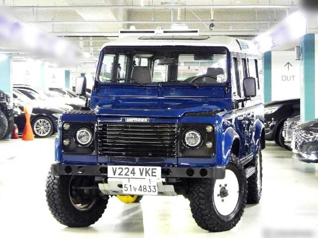 Land Rover Defender 110 3