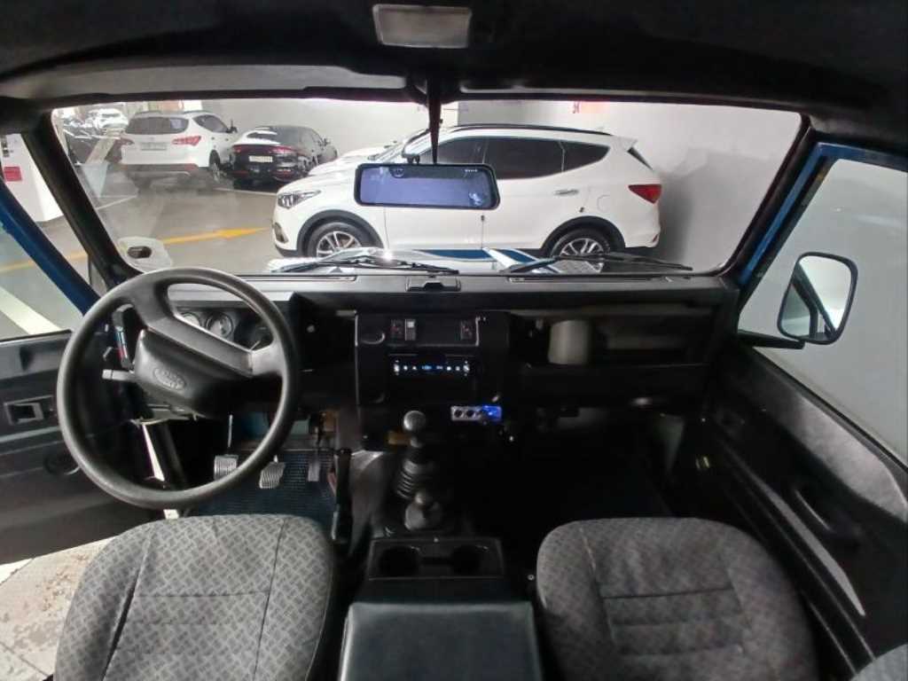 Land Rover Defender 110 8