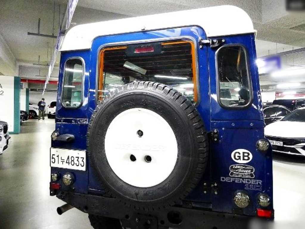 Land Rover Defender 110 4