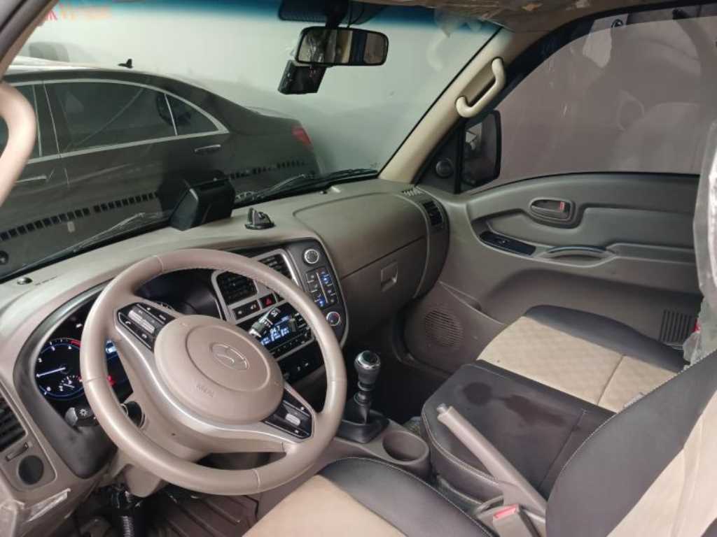 Hyundai Porter Standard Cab/ Long Wheelbase/ 2WD Smart 7