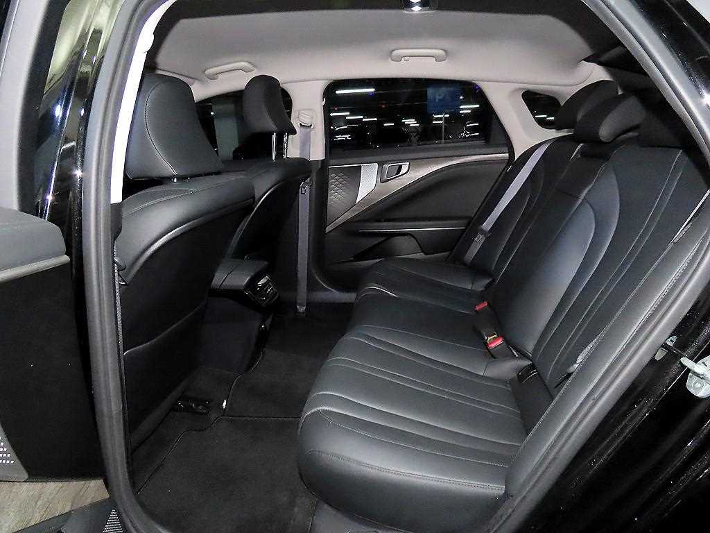 Kia K8 2.5 2WD Noblesse The Essential Light 8