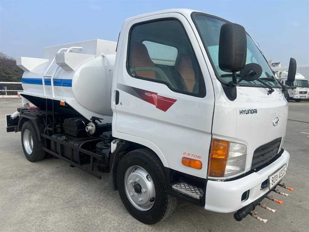 현대 살수차 마이티큐티 철탱크 2,400L 수동 - 중고 트럭 매물 이미지