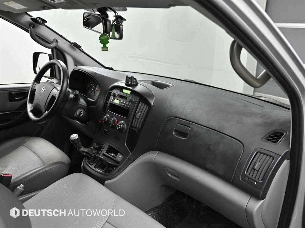 Hyundai Starex CVX Deluxe 8