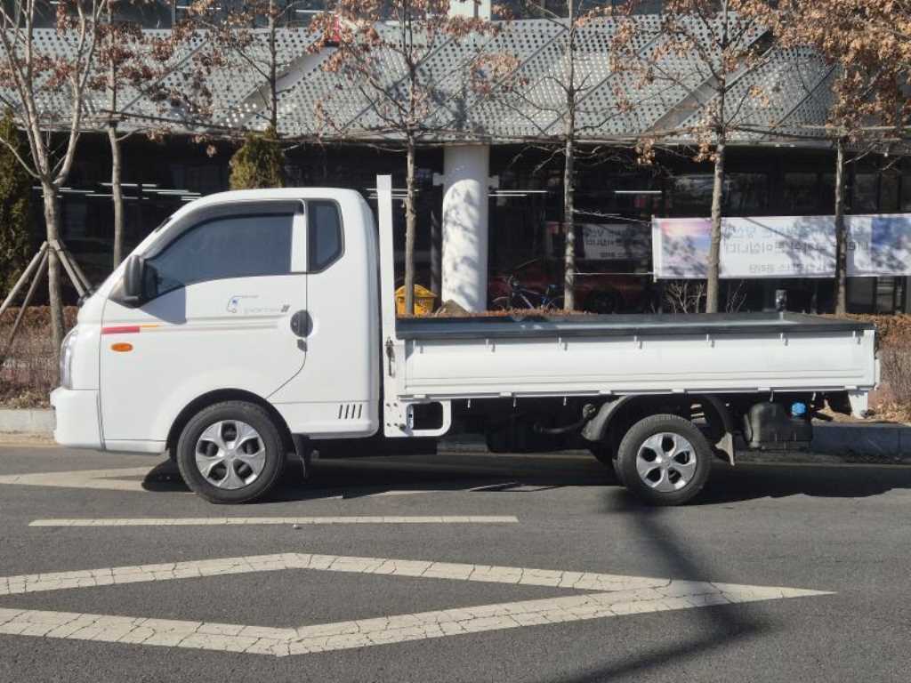 Hyundai Porter 1.0 Ton/ Super Cab/ Long Wheelbase