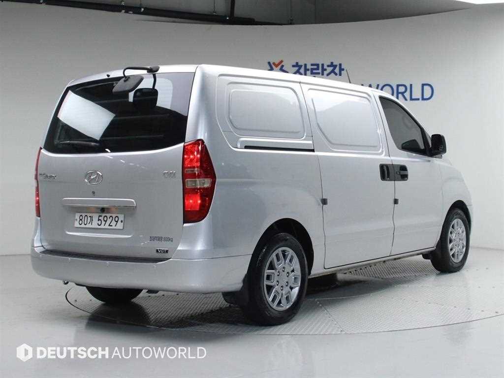 Hyundai Starex CVX Deluxe 3