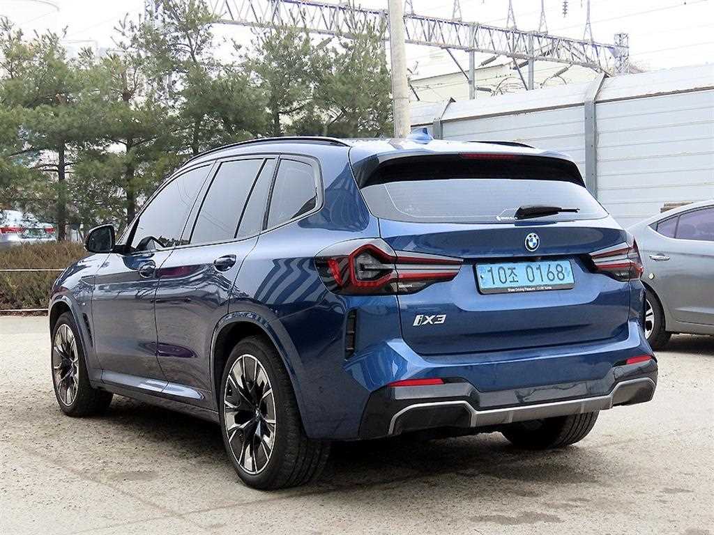 BMW iX3 M Sport 4