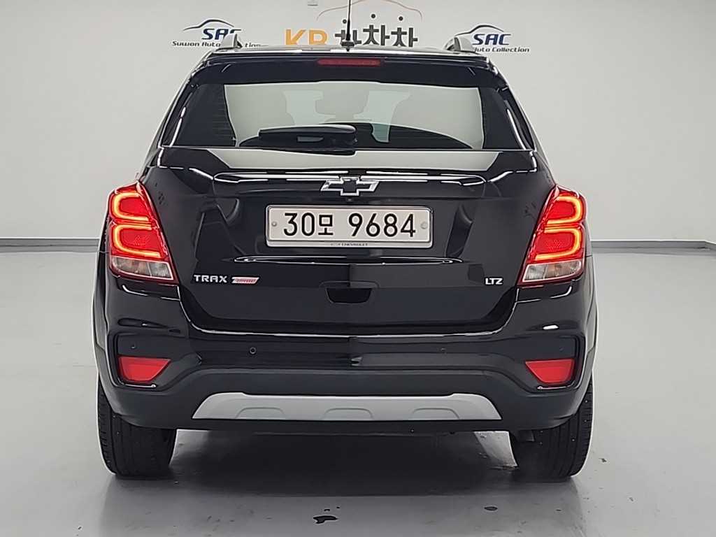 Chevrolet Trax Gasoline 1.4 Perfect Black 4