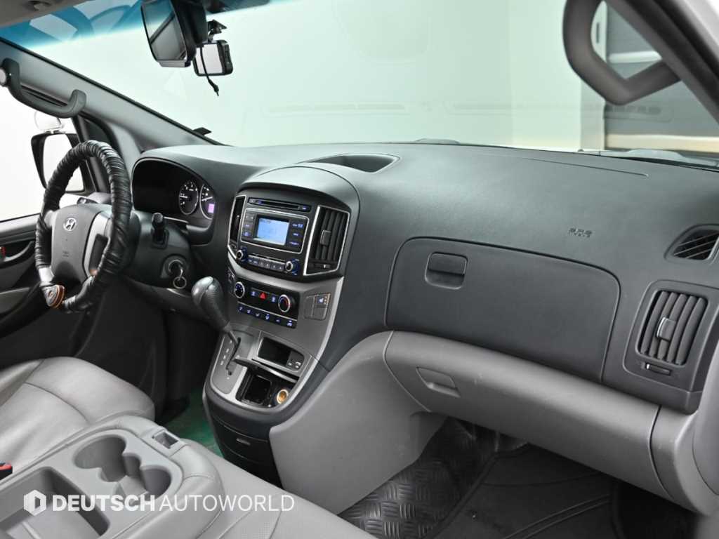 Hyundai Starex 2WD Van Smart 8