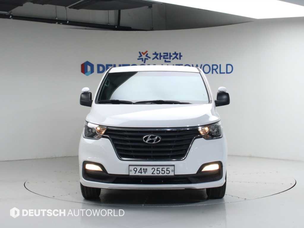 Hyundai Starex 2WD Van Smart 4