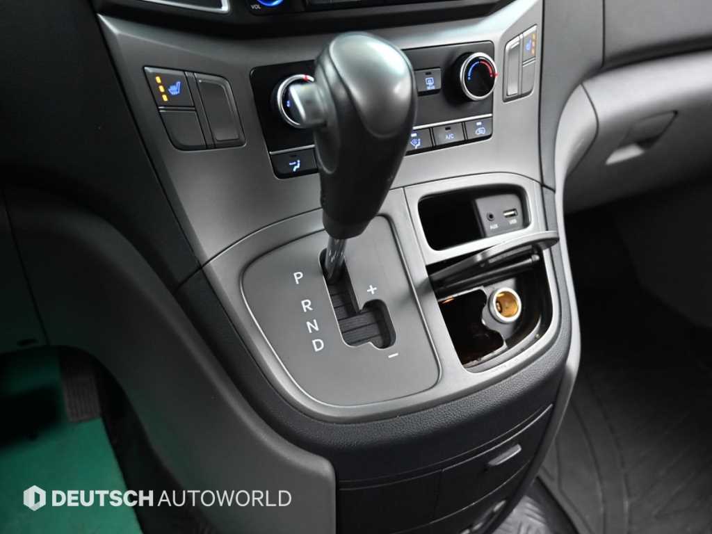 Hyundai Starex 2WD Van Smart 10