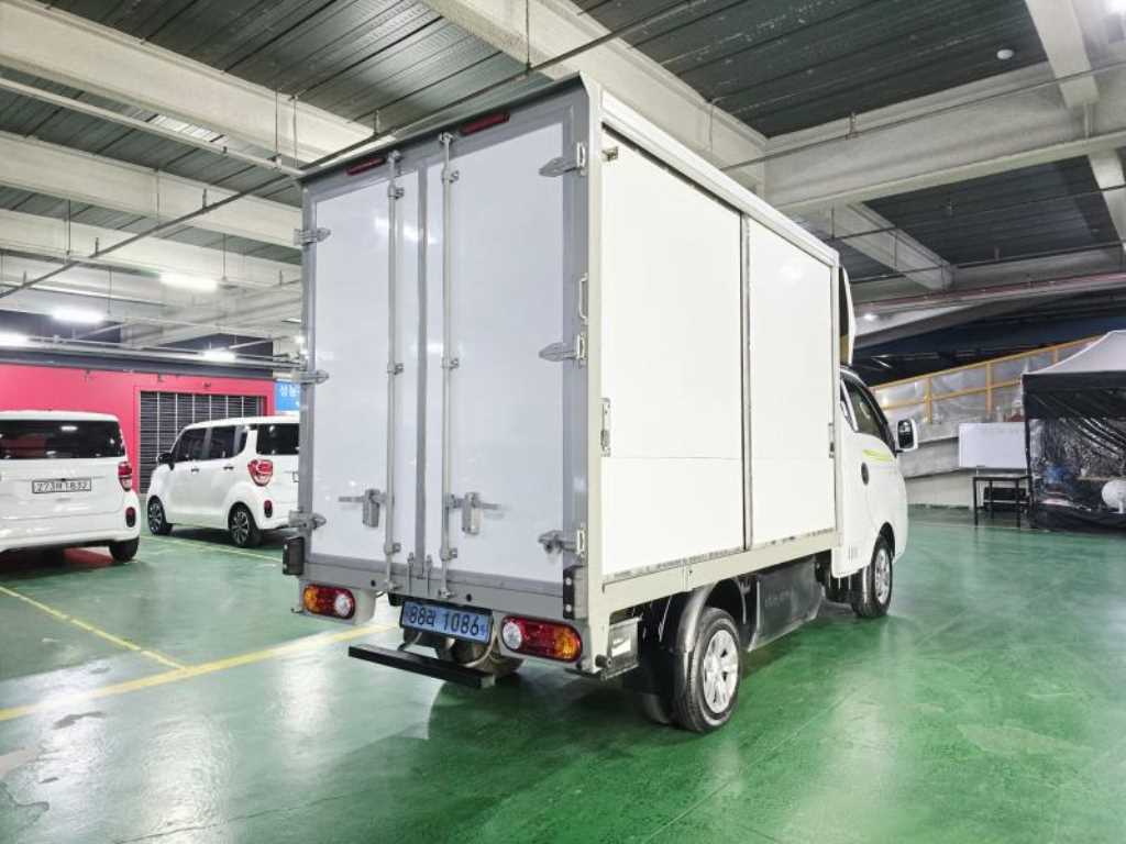 Hyundai Porter 1.0 Ton/ Super Cab/ Long Wheelbase 8