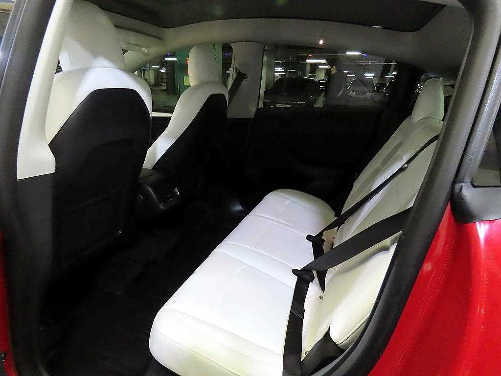 Tesla Model Y Long Range 8