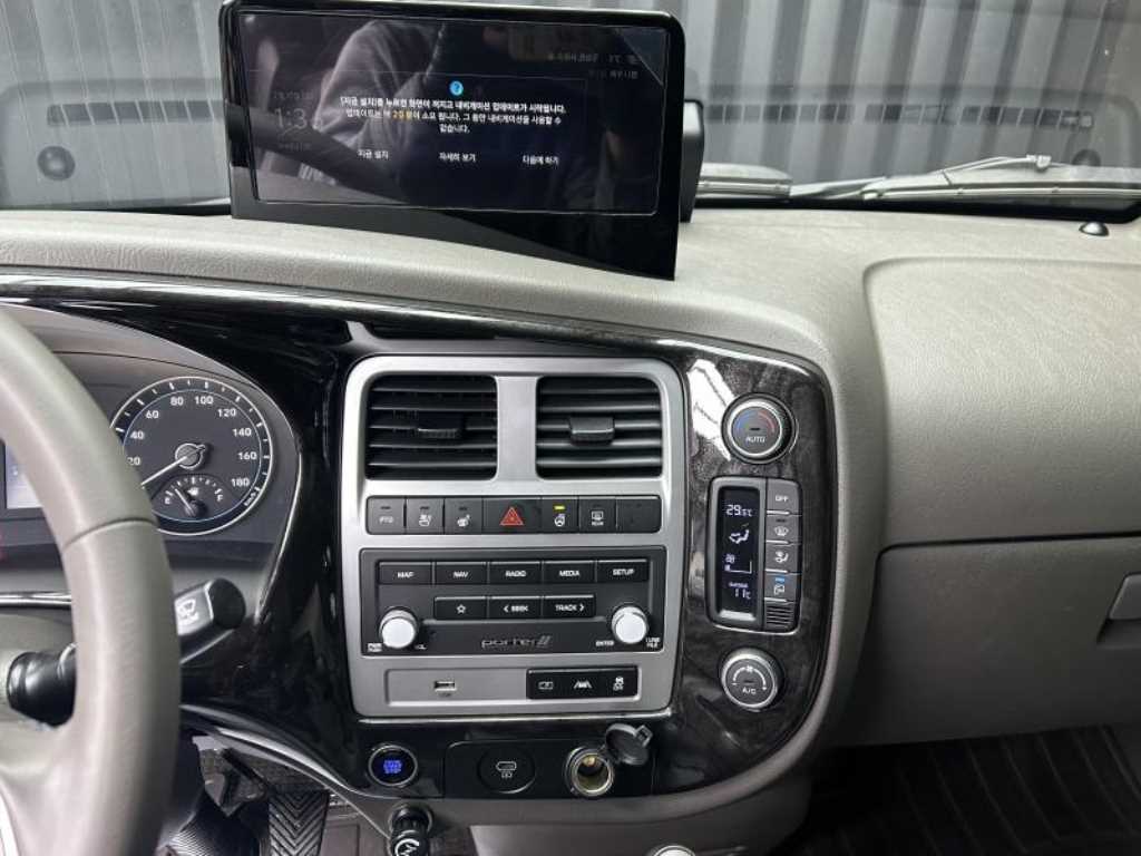 Hyundai Porter 4WD/ Double Cab/ Long Wheelbase Premium 9