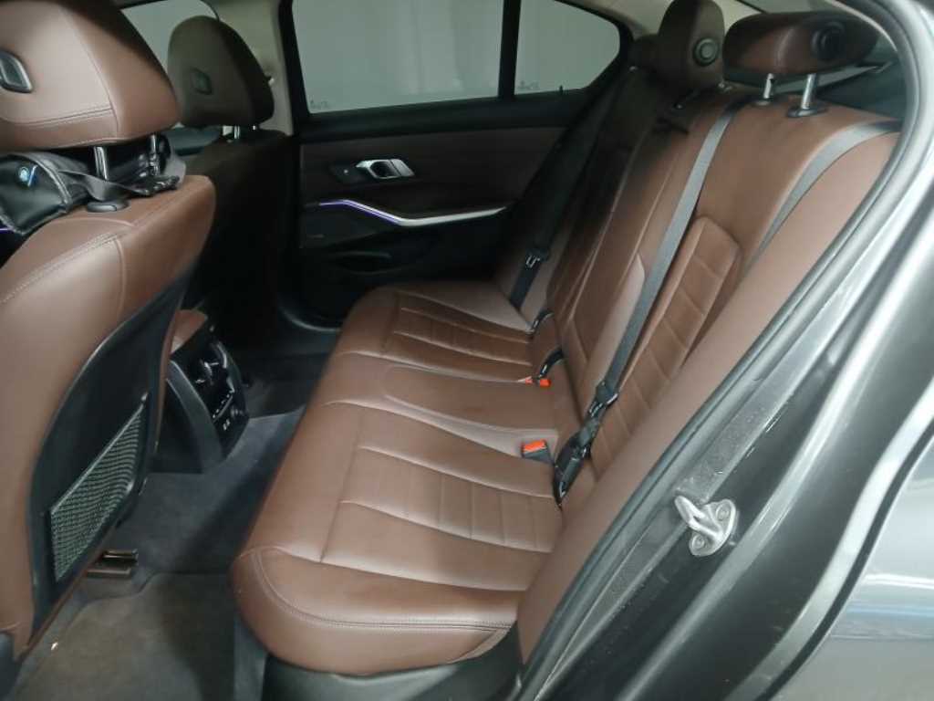 BMW 3 Series 320d Luxury 8