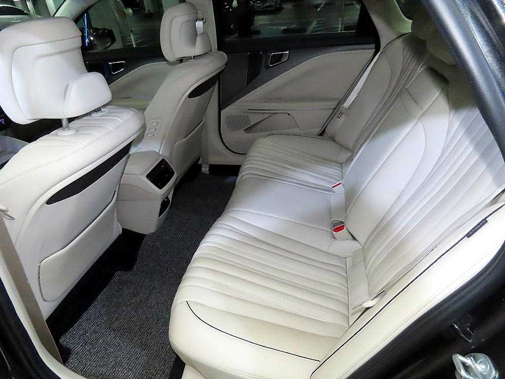 Kia K8 2.5 2WD Signature 8