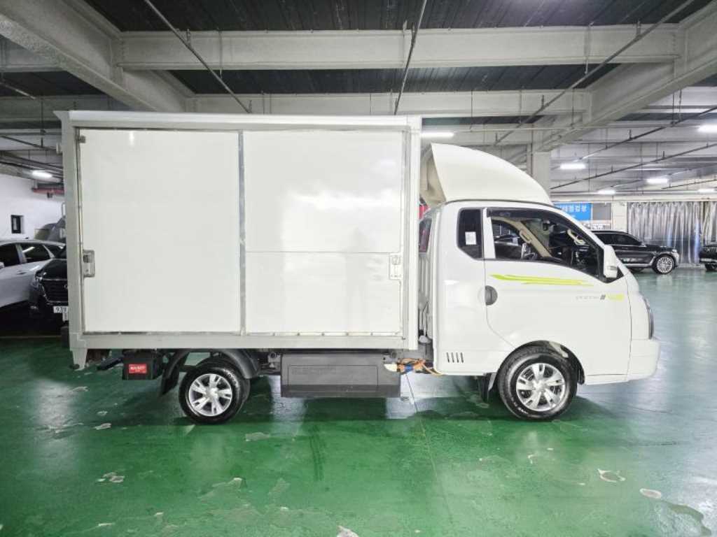 Hyundai Porter 1.0 Ton/ Super Cab/ Long Wheelbase 4