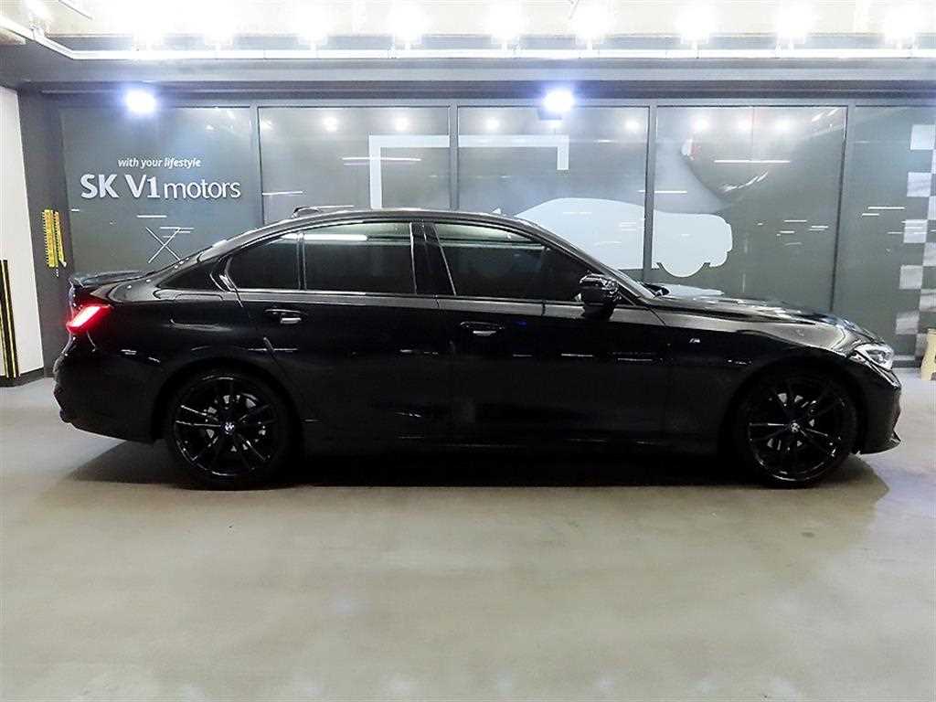 BMW 3 Series 320i M Sport Black Suit 4