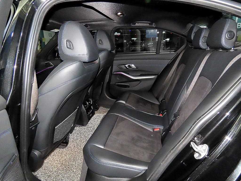 BMW 3 Series 320i M Sport Black Suit 8